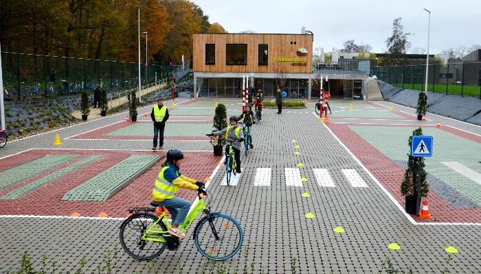 Leuvense leerlingen leren veilig fietsen in Verkeerspark Heverlee